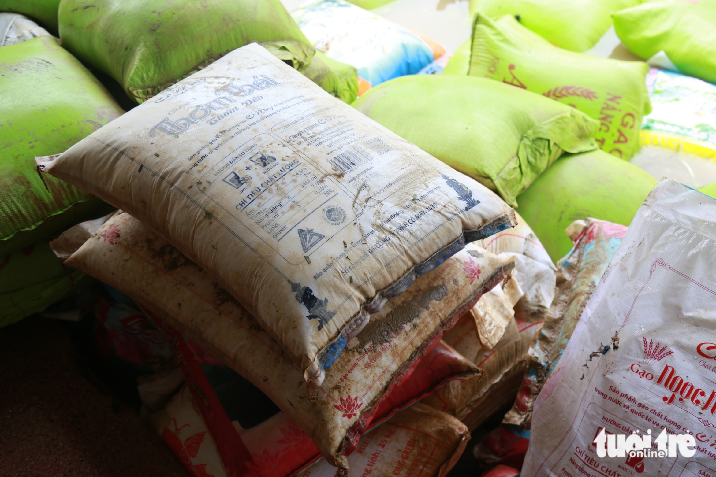 顺化商户在洪水后茫然看着受损商品